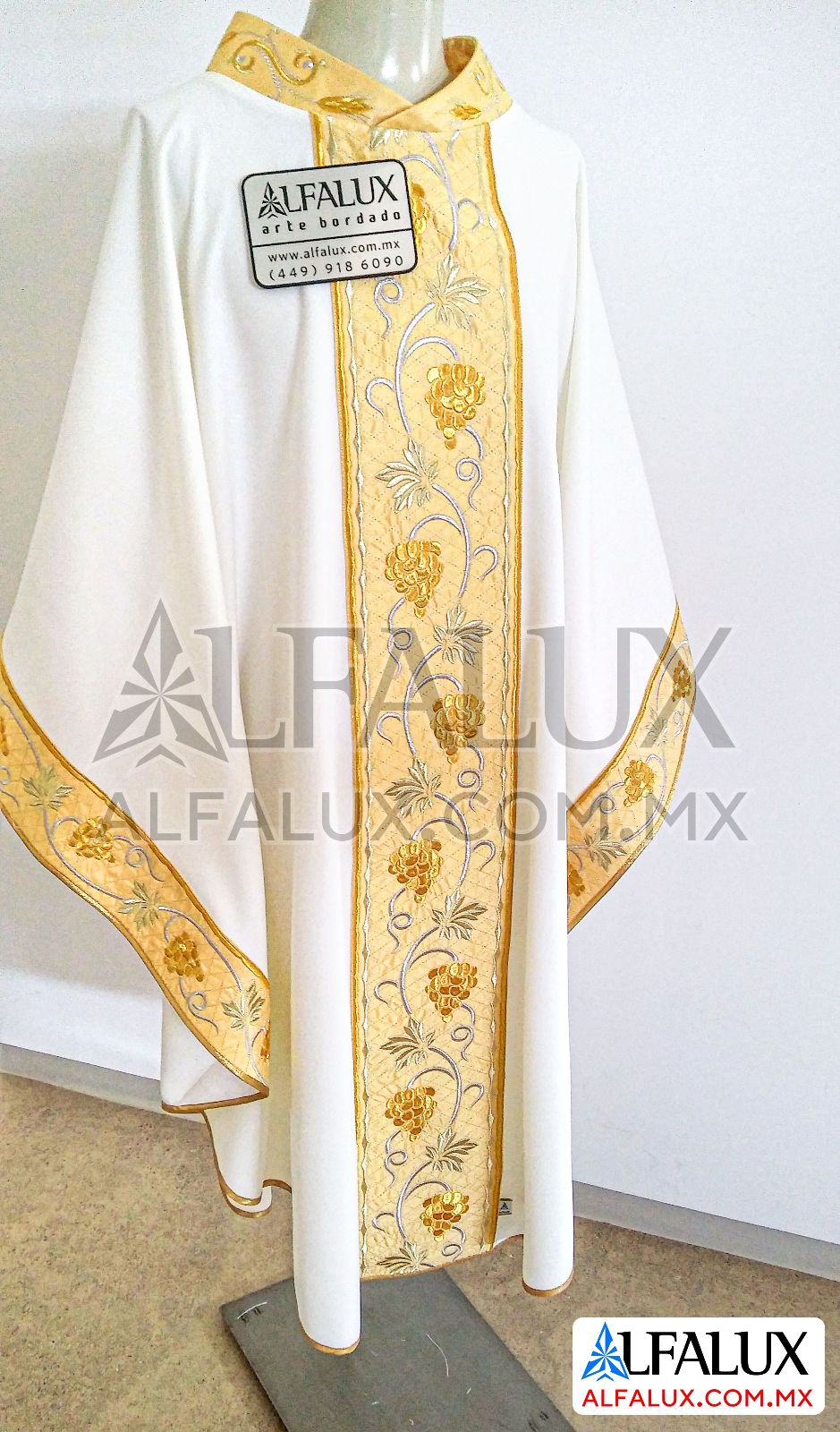 03 Uvas CASULLA Perla Brocado Dorado Laterales ClloBord apa2